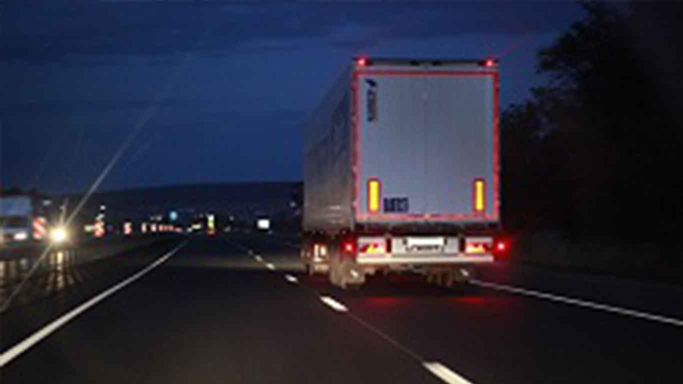 Mettre une signalisation spécifique sur les flancs et à l’arrière des poids lourds