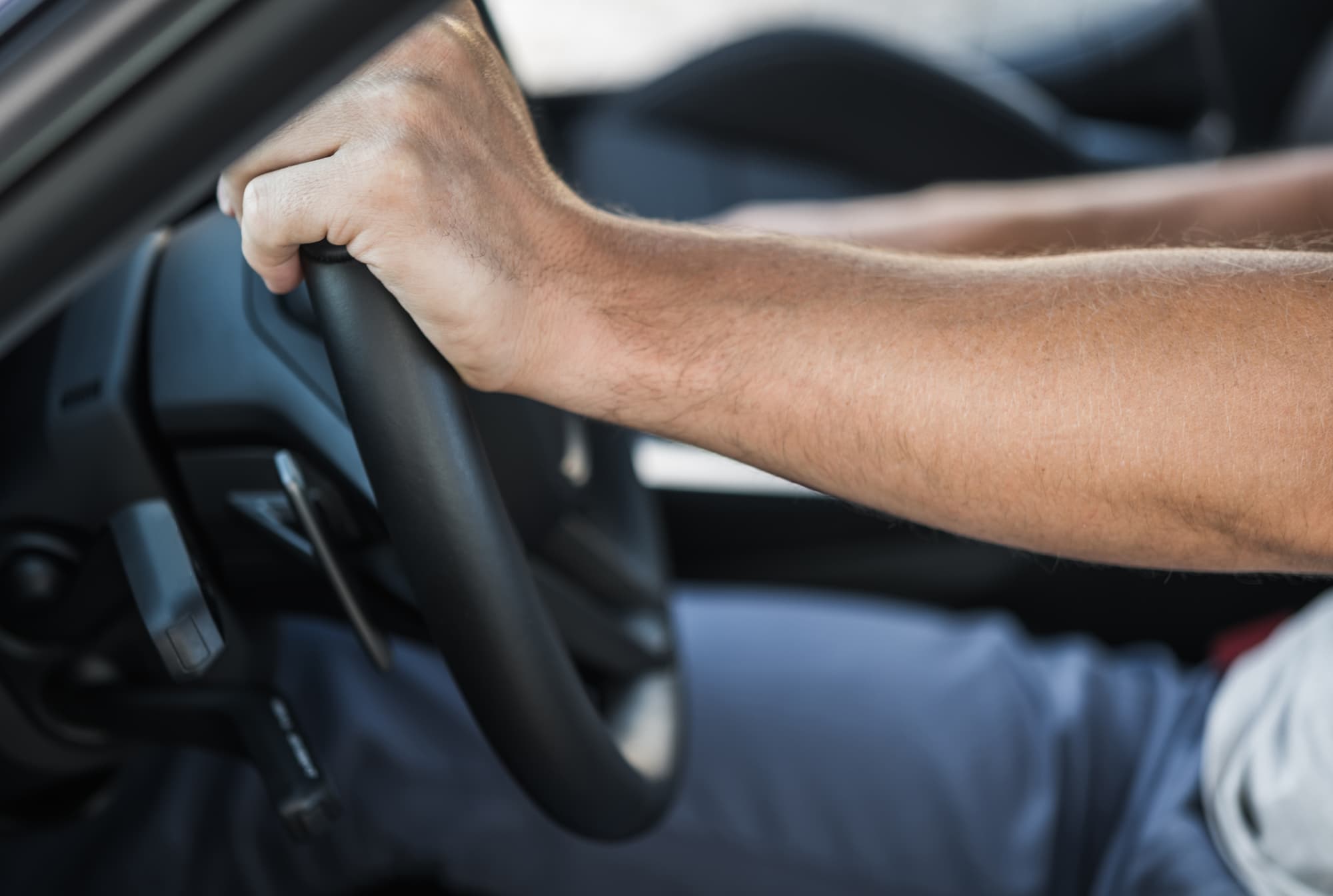 Mains sur le volant
