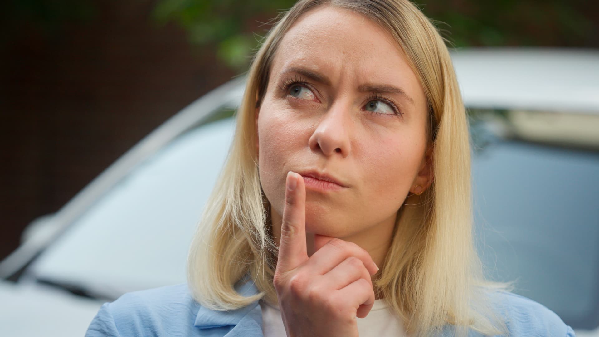 Femme qui se pose une question