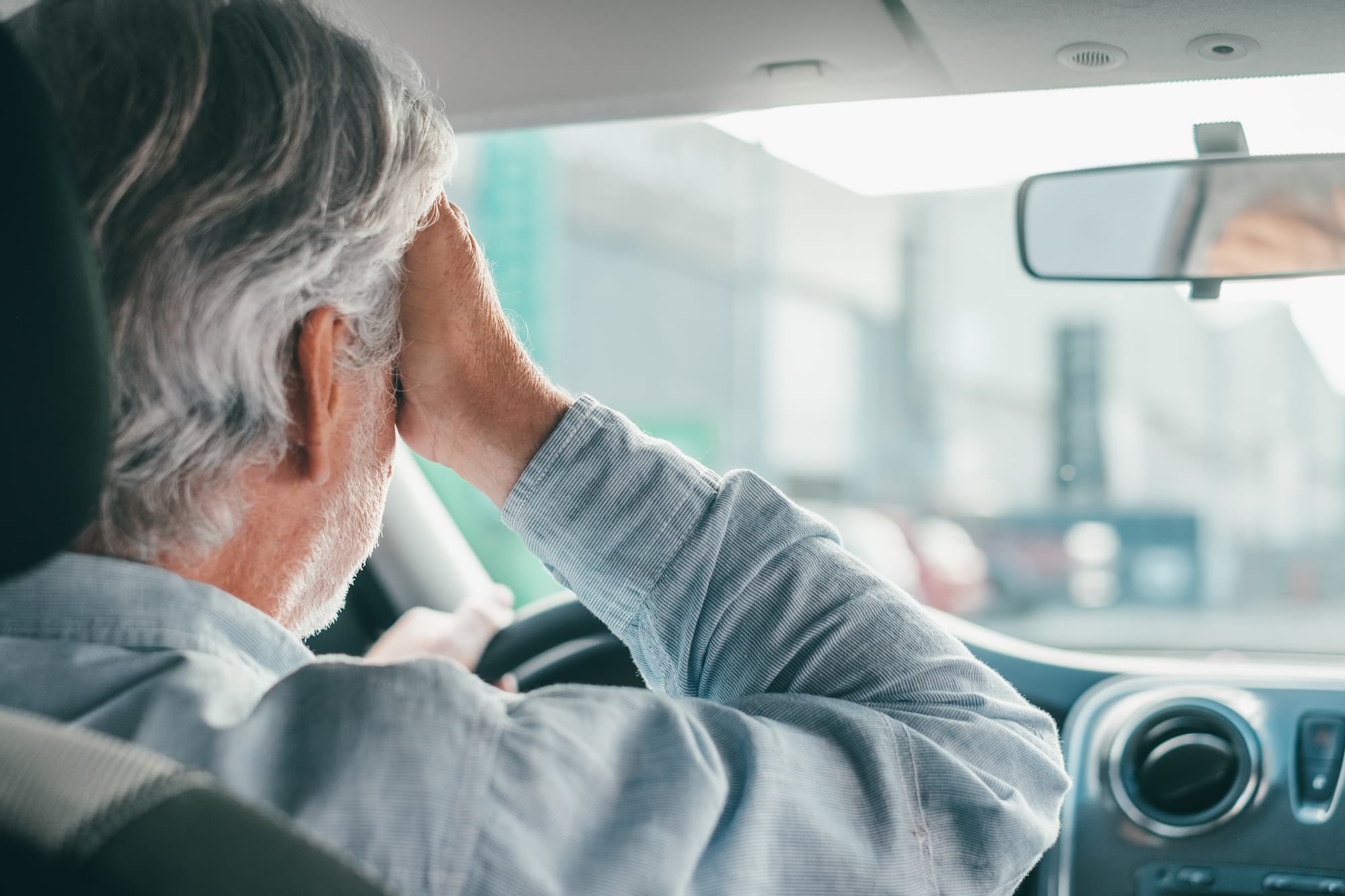 Homme malade en voiture