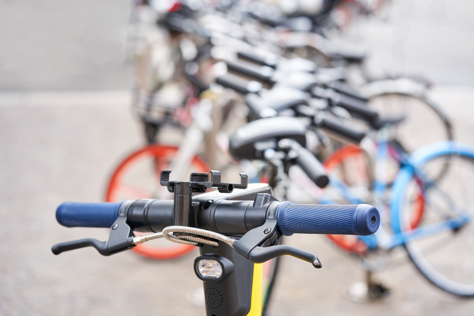 Trottinette devant vélos
